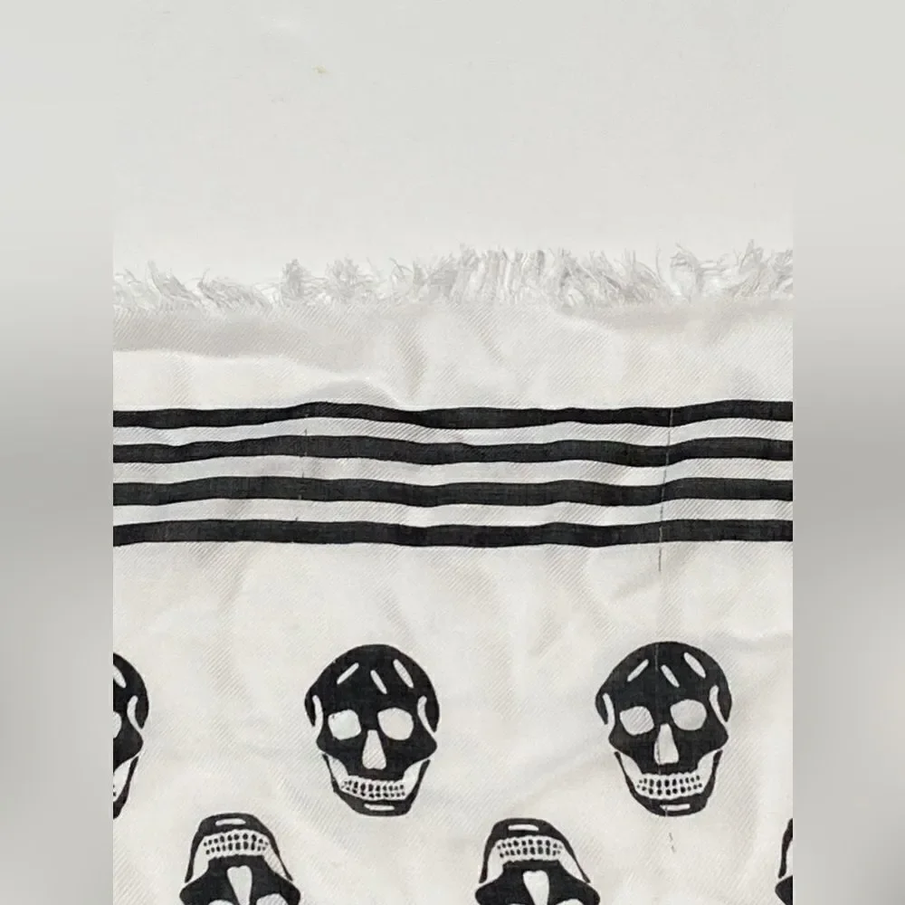 Alexander McQueen scarf in fabric with Skull print